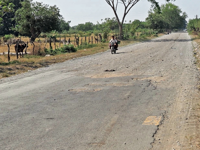 En un tramo de Moyuta, Jutiapa, el pavimento se encuentra en deterioro total, según la escala, que es cuando desaparecen las capas de asfalto.