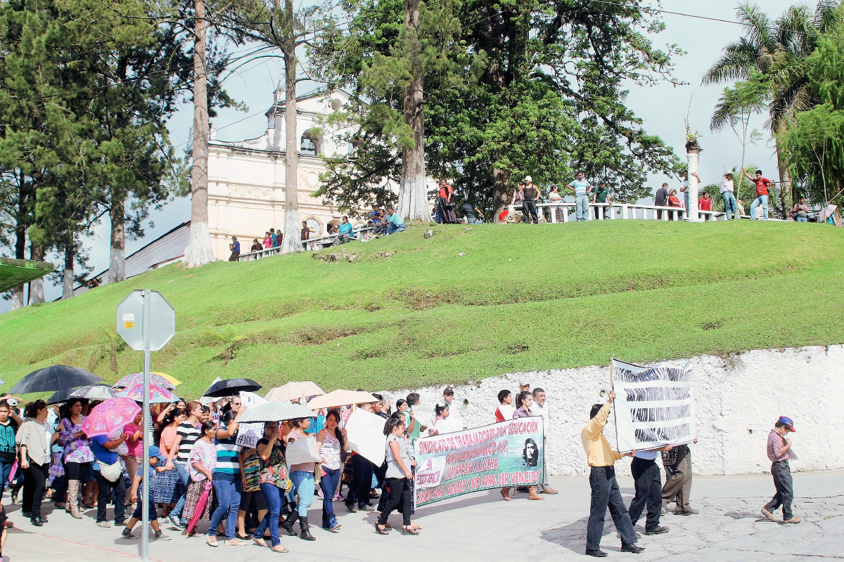 Más de 150 personas participan en la manifestación en San Juan Chamelco, Alta Verapaz. (Foto Prensa Libre: Martín Tax)