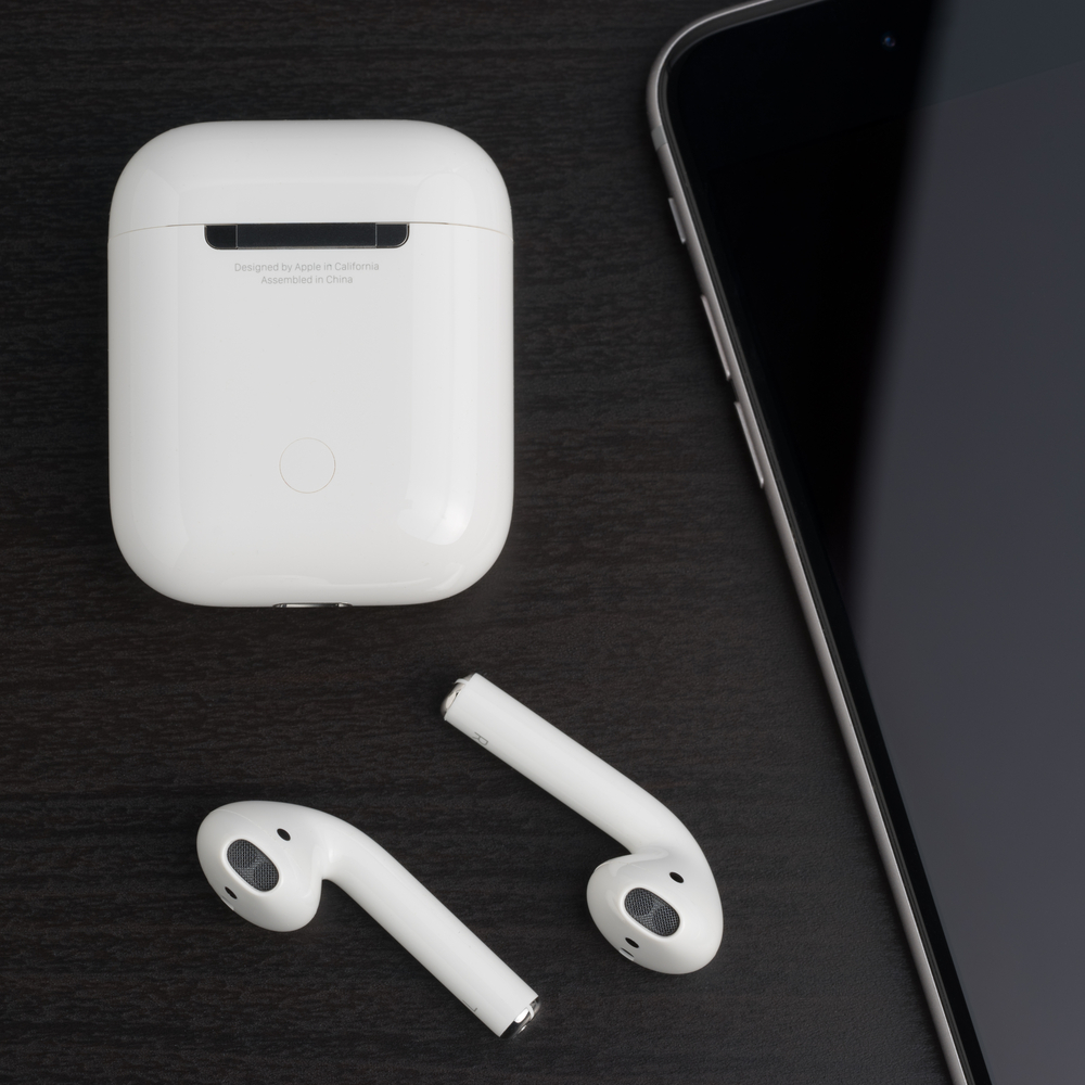 Los productos que se manufacturan parcial o totalmente en China, como los AirPods, podrían cargar el costo de los aranceles al consumidor final. (Foto Prensa Libre: Shutterstock)