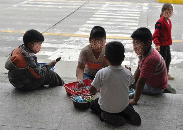 En el país, más de 850 mil menores efectúan un trabajo remunerado. En la imagen, un grupo de niños vendedores de dulces conversan en el parque central de San Marcos, donde ese problema tiene grandes dimensiones. (Foto Prensa Libre: Édgar Octavio Girón)