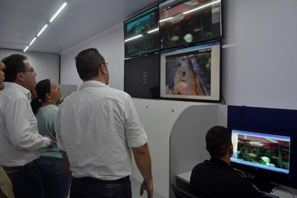 Personal de la municipalidad monitorea el drone.  (Foto Prensa Libre: Edwin Paxtor)