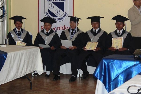 Cinco de los seis jóvenes que se graduaron de Bachiller en Ciencias y Letras, en Chiquimula. (Foto Prensa Libre: Edwin Paxtor) <br _mce_bogus="1"/>