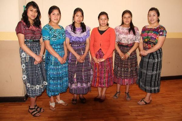 Las seis candidatas a Reina Indígena de Totonicapán, durante su presentación en un restaurante de la cabecera. (Foto Prensa Libre: Édgar Domínguez) <br _mce_bogus="1"/>