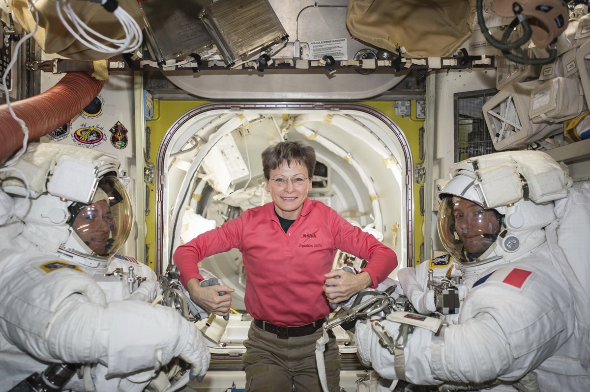 Peggy Whitson posa con personal de la Estación Espacial. (Foto Prensa Libre: EFE)