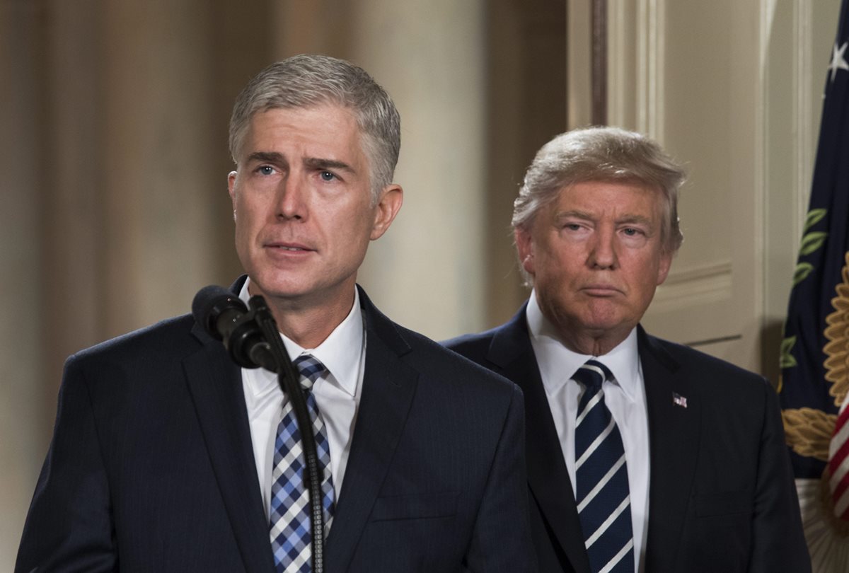 El juez Neil Gorsuch (en primer plano), nominado de Trump (atrás), para magistrado de la Corte Suprema. (Foto Prensa Libre: AP).