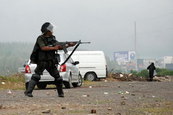 un militar fue captado al disparar.