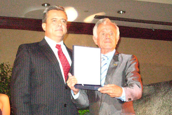 Alfonso Gordillo, recibiendo uno de los tantos homenajes por su trayectoria y aportes al deporte nacional. (Foto Prensa Libre:Cortesía como te dejé.com).<br _mce_bogus="1"/>