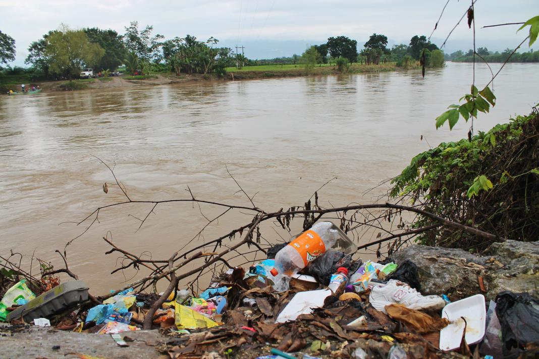 Río Motagua permanece contaminado y desemboca en playas de Honduras. (Foto Prensa Libre: Ministerio de Ambiente)