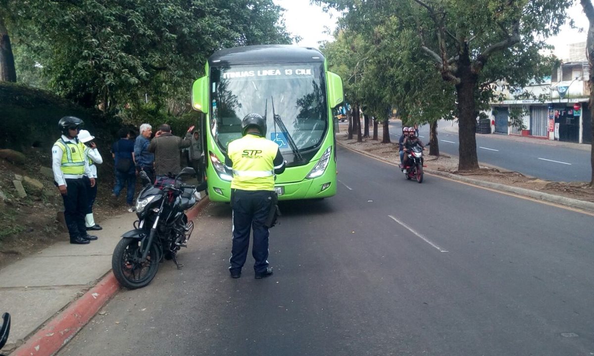 Los buses del Transmetro están custodiados por agentes de tránsito y policía municipal.