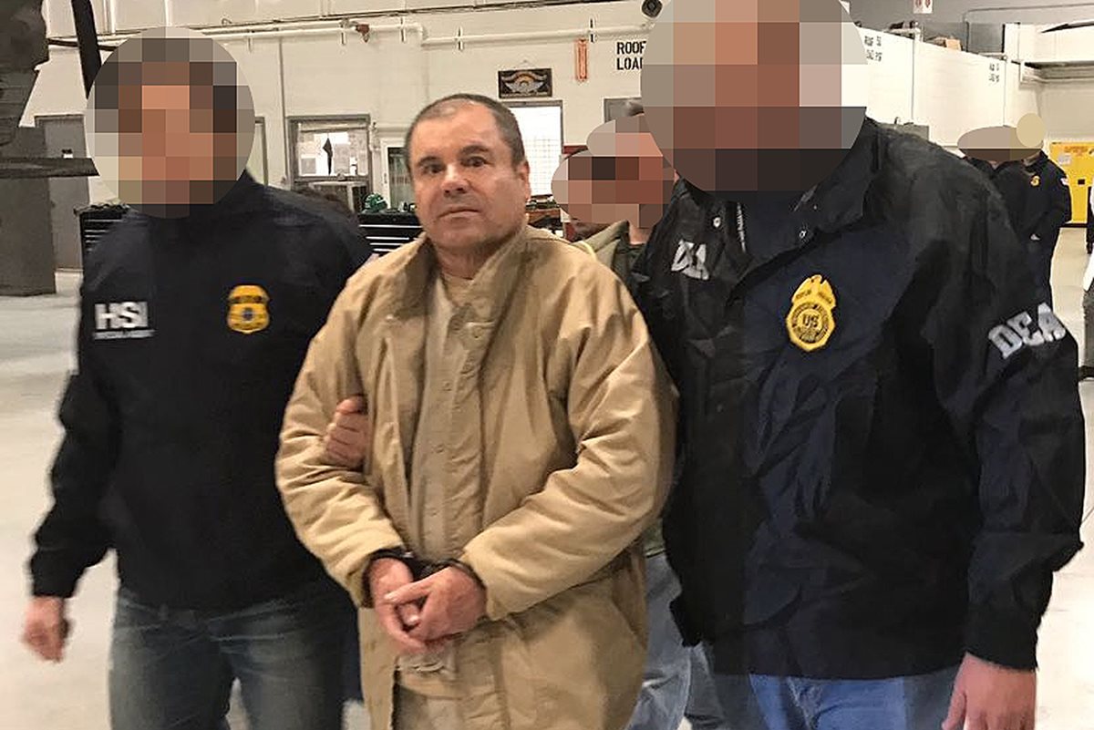 El Chapo Guzmán llega a EE. UU. la noche del jueves último. (Foto Prensa Libre: AFP).