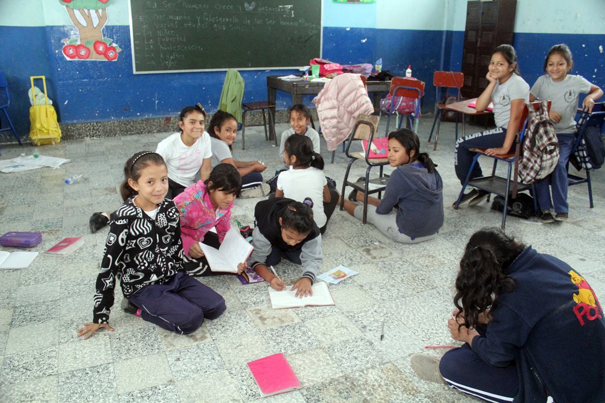 Alumnos de la Escuela Oficial Urbana Tipo Federación de la cabecera de Jalapa reciben clases en el suelo. (Foto Prensa Libre: Hemeroteca PL)