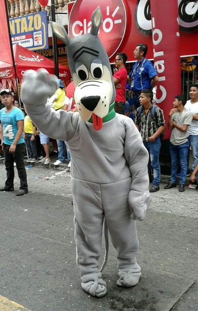 Las personificación de Astro e perro de los Supersónicos deleito a los niños que observaron el desfile. (Foto Prensa Libre: Melvin Popá)