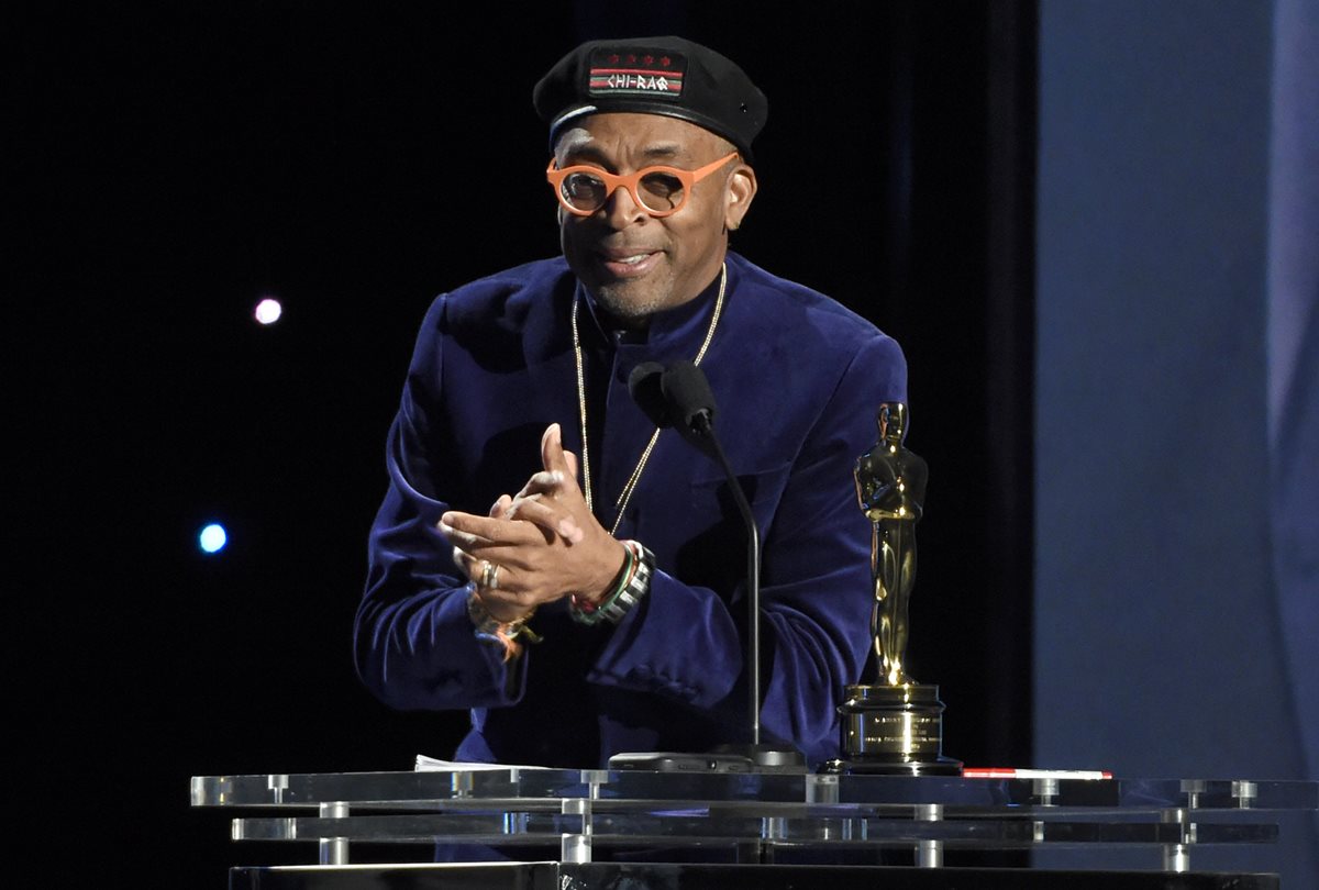 Spike Lee acepta el óscar honorario en el Dolby Ballroom, en Los Ángeles (Foto Prensa Libre: AP). 