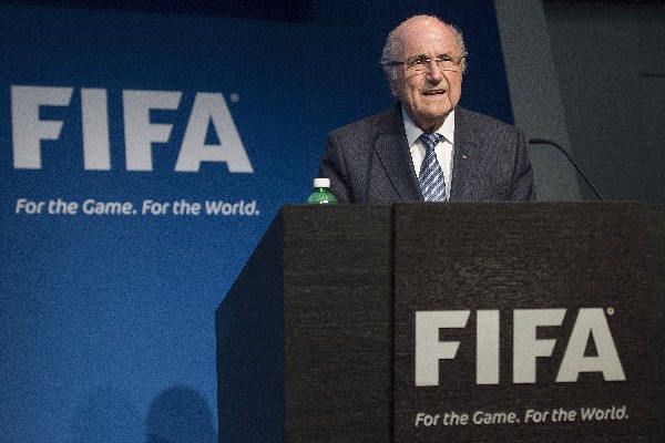 Blatter sorprendió este martes con la renuncia a la presidencia de la FIFA. (Foto Prensa Libre: AFP)