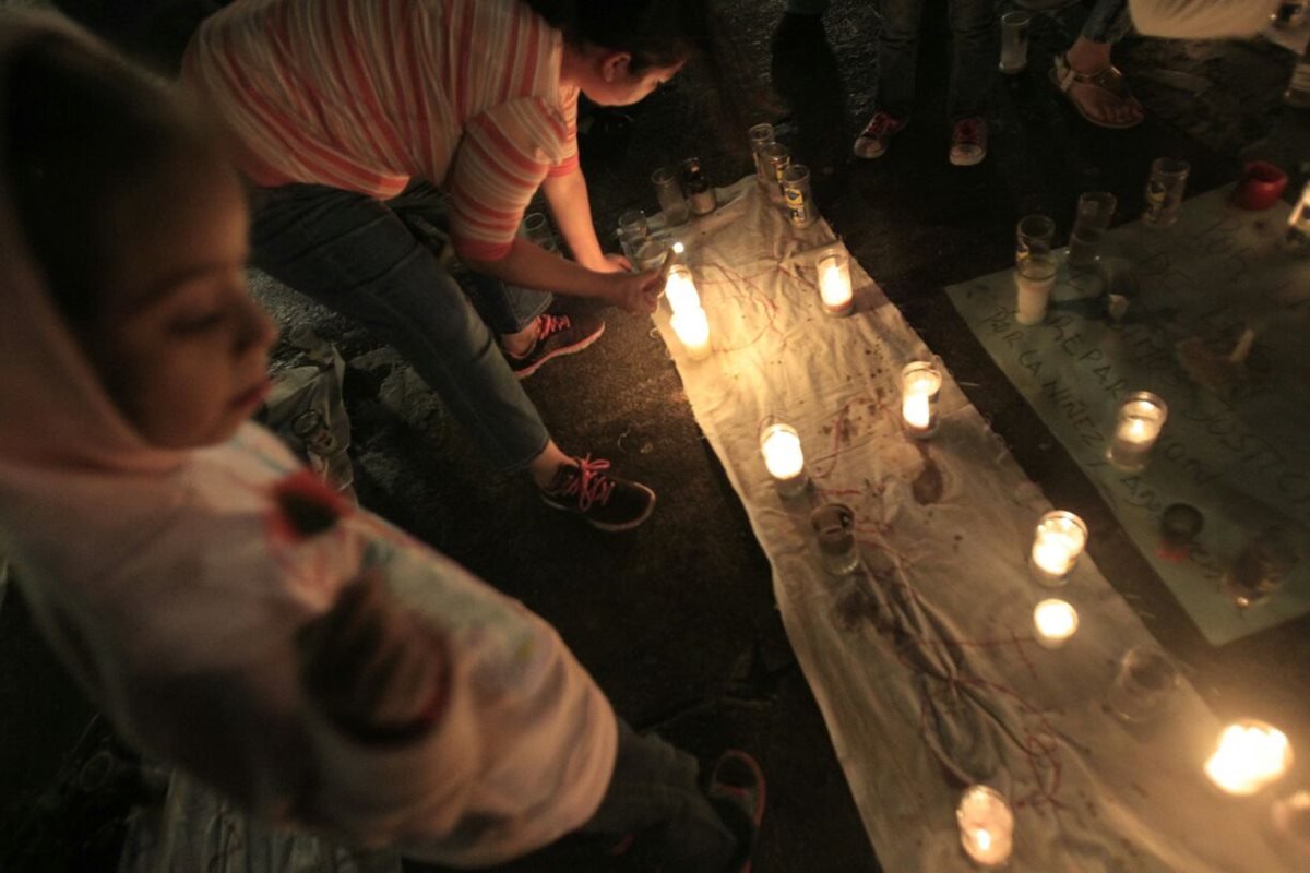 En horas de la tarde, estudiantes del Instituto Normal Centro América (INCA) caminaron hacia el Palacio Nacional para sumarse al clamor de justicia.