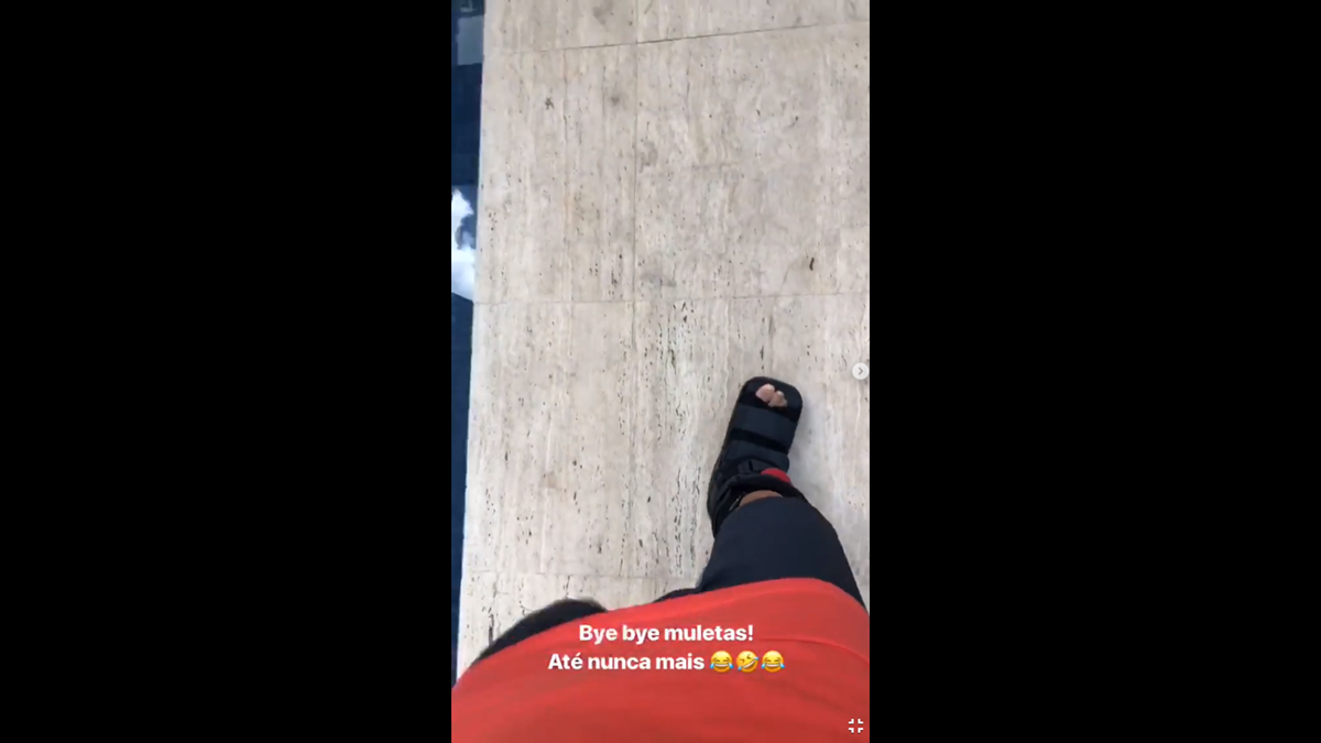 Neymar compartió en sus historias de Instagram un video donde le dice adiós a las muletas. (Foto Prensa Libre: Instagram Neymar)