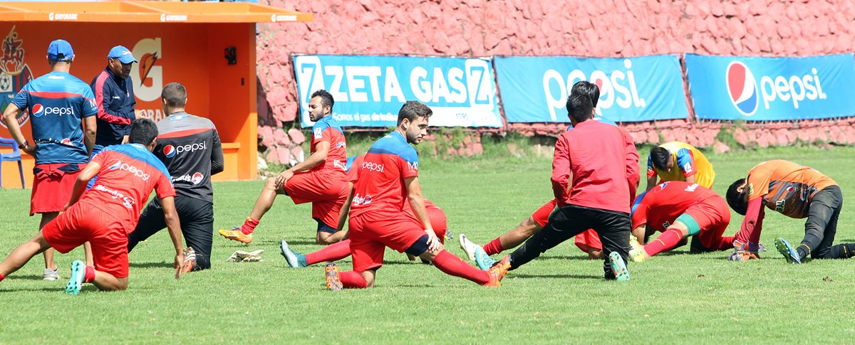 Los jugadores de Rojos de Municipal durante el entrenamiento de ayer. (Foto Prensa Libre: Edwin Fajardo)