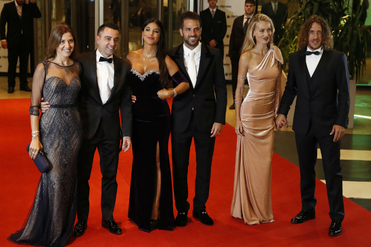 Núria Cunillera y su esposo Xavi Hernández, Daniella Semaan y su esposo Francesc Fabregas y Vanesa Lorenzo y su esposo Carles Puyol, asisten a la boda de Lionel Messi y Antonella Rocuzzo. (Foto Prensa Libre: EFE)