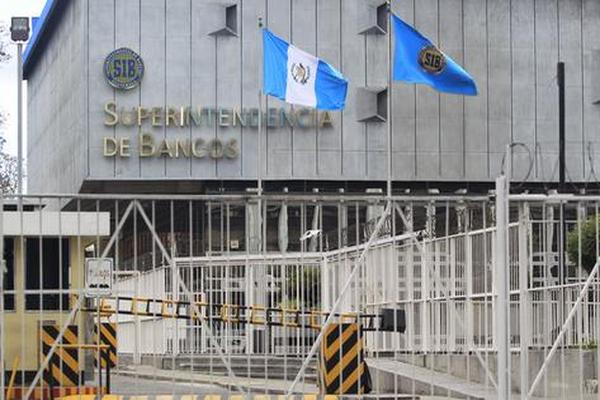 La Intendencia de Verificación Especial (IVE) confirmó que los criminales dedicados al lavado de dinero buscan cualquier mecanismo o justificación económica o legal que les permita “mover” dinero en el sistema financiero nacional e internacional, utilizando como pantalla el covid-19. (Foto Prensa Libre: Hemeroteca) 