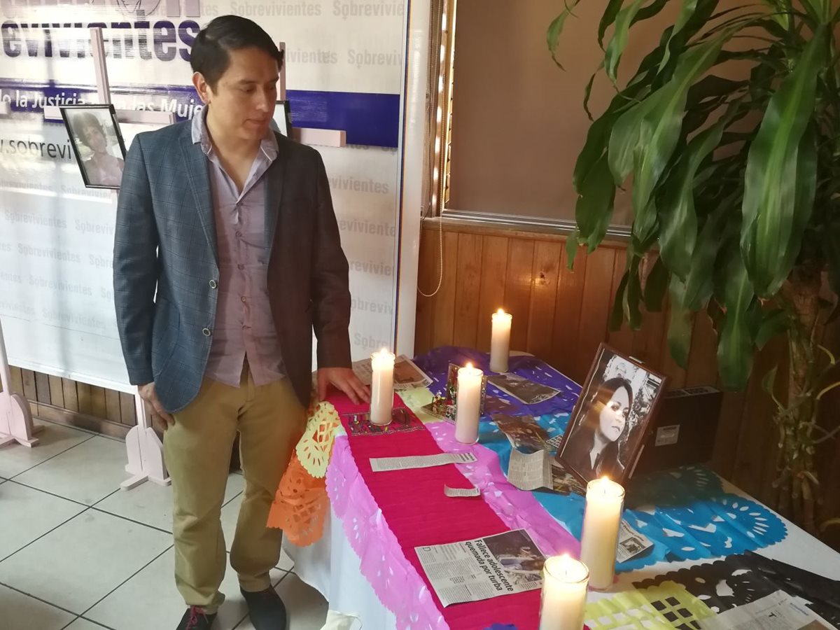 Érick Lancerio, novio de Gabriela, observa una fotografía de Barrios durante la conferencia que brindó junto a Fundación Sobrevivientes. (Foto Prensa Libre: Esbin García)