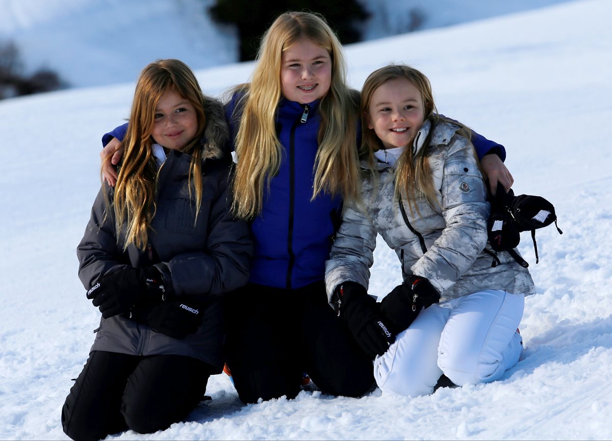 La princesa Alexia -izquierda- de Holanda posa con sus hermanas.(Foto Prensa Libre: AFP)