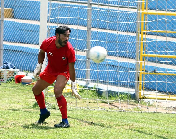 Carlos Ruiz observa cómo el balón ingresa a su portería (Foto Prensa Libre: Edwin Fajardo)