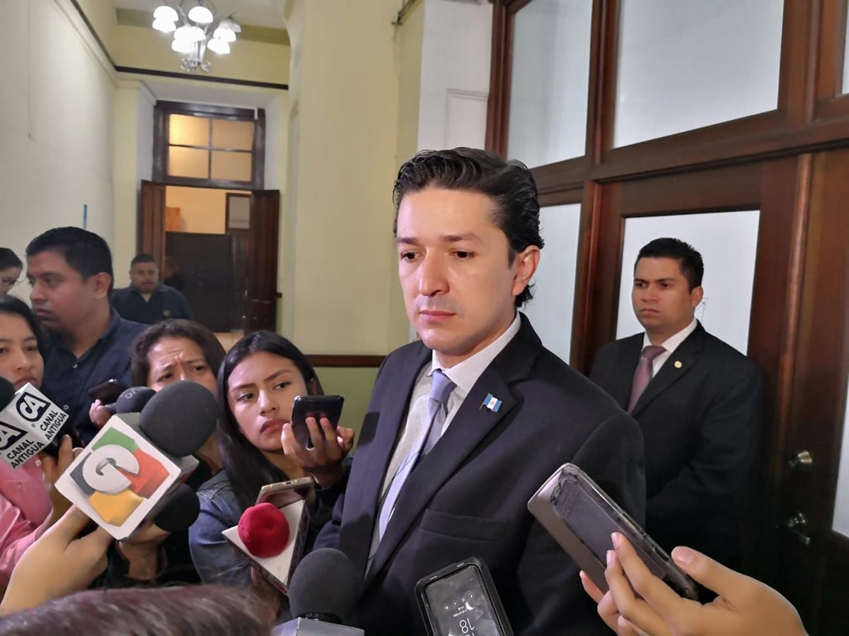 Víctor Martínez, ministro de Finanzas, explicó que asesoraron técnicamente a los miembros de la Comisión de Finanzas. (Foto Prensa Libre: Carlos Álvarez)