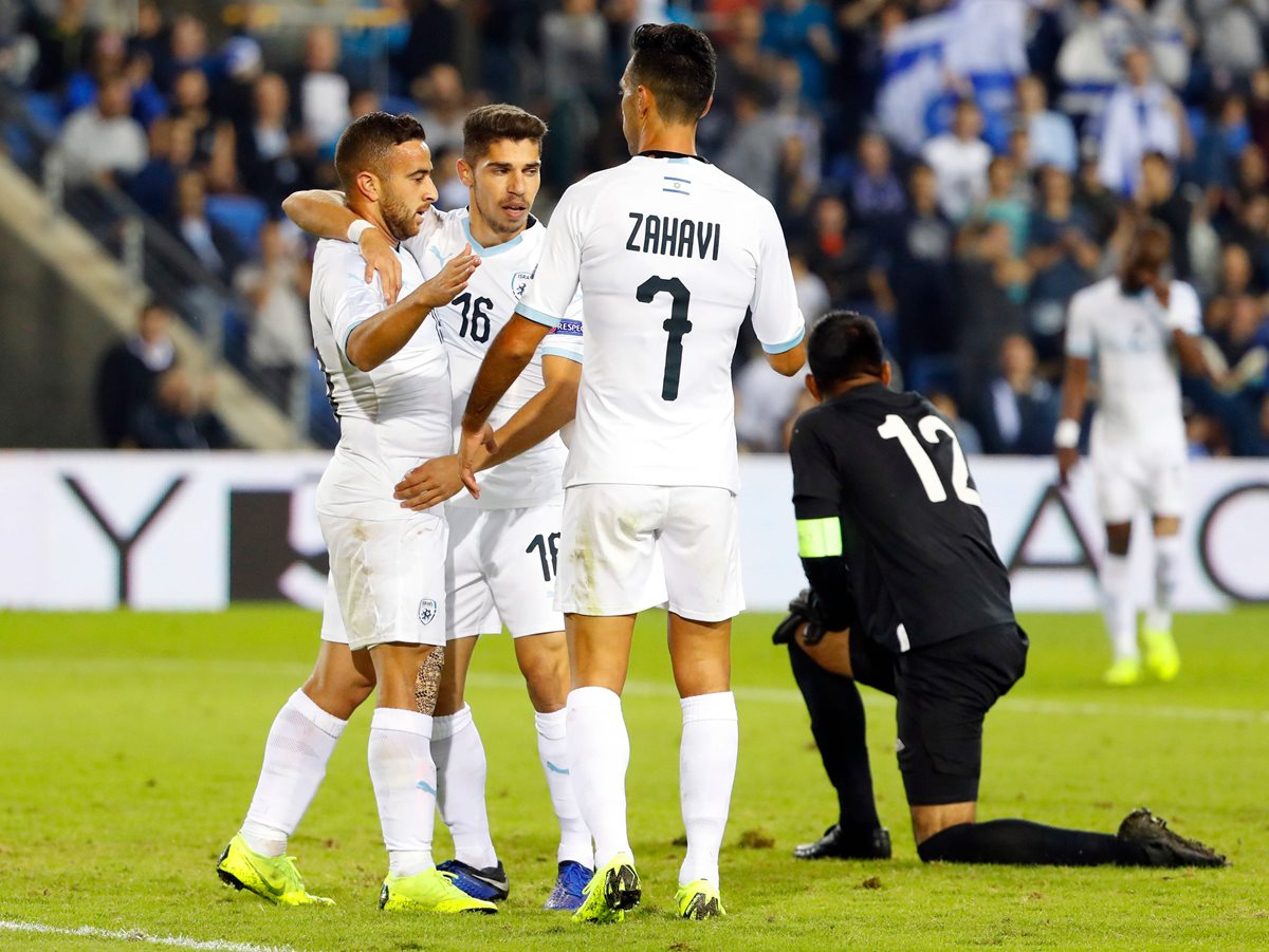 Dia Saba, de Israel, celebra con sus compañeros uno de los goles contra Guatemala. (Foto Prensa Libre: AFP)