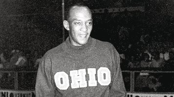 Jesse Owens durante un partido de baloncesto en Barcelona en 1954. (Foto: EFE)