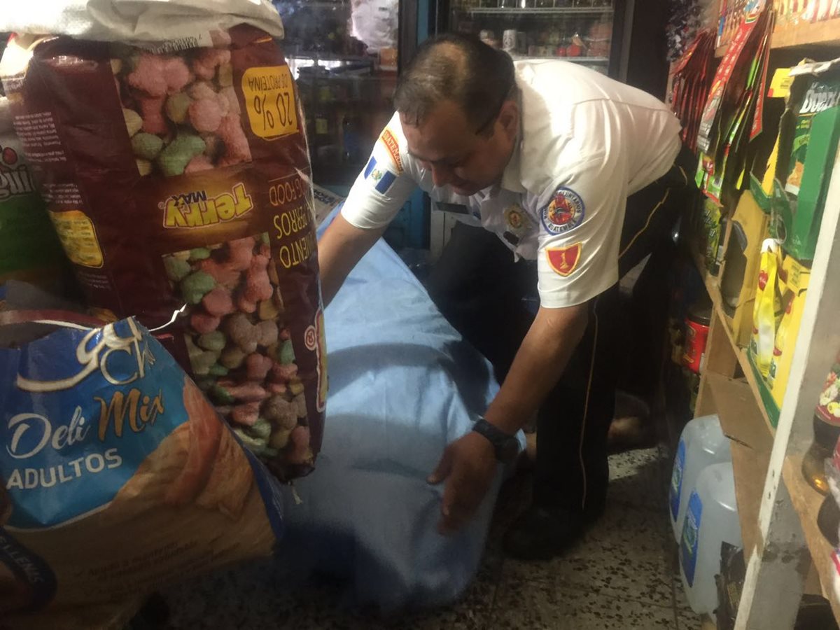 La víctima tenía 15 días de haber llegado a la capital en busca de empleo. (Foto Prensa Libre: Bomberos Voluntarios)