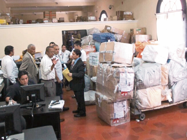 En la agencia de correos de la 12 calle de la zona 1 se reanudó el servicio, pero aún no para recibir correspondencia, solo para entrega de piezas atrasadas. (Foto Prensa Libre: Álvaro Interiano)