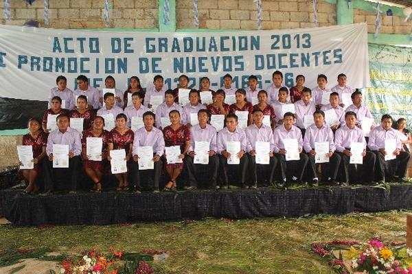 Primera promoción de maestros de la aldea