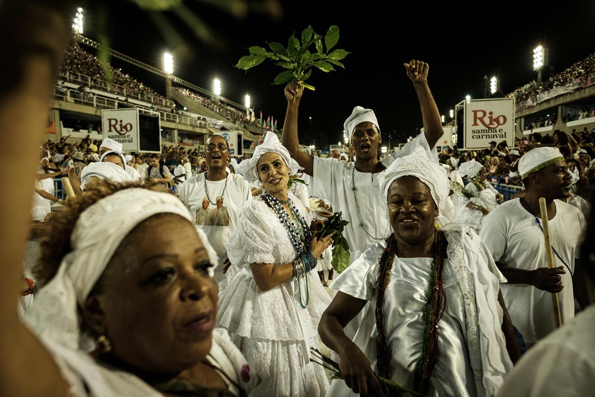 Una escuela de samba, durante un ensayo para el carnaval de Río de Janeiro. (Foto Prensa Libre: AFP)