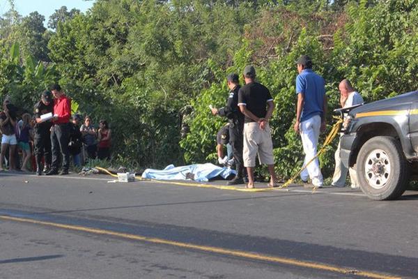 El cuerpo quedó cerca de la bicicleta en la que se transportaba la víctima. (Foto Prensa Libre: Felipe Guzmán)