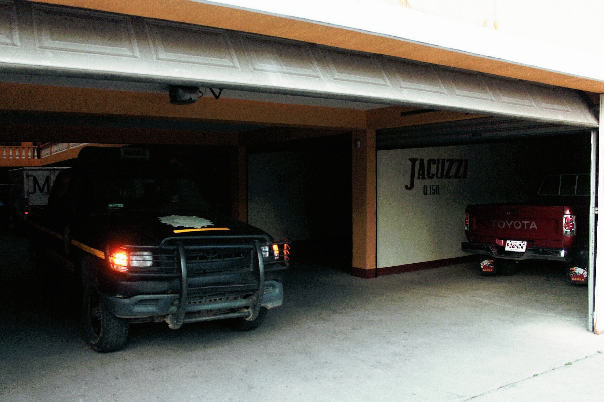 Investigadores de la PNC recogen evidencias en  el autohotel en  donde murió un hombre, en Quetzaltenango. (Foto Prensa Libre: Carlos Ventura)