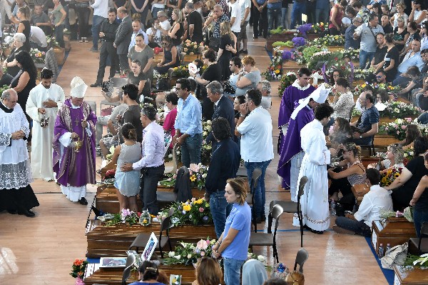 Italianos participan en el funeral por las víctimas del terremoto. (Foto Prensa Libre:AFP).