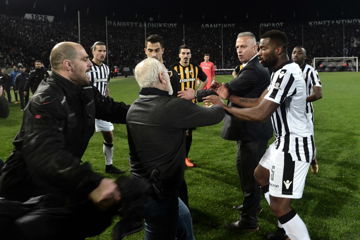 El presidente del PAOK, Ivan Savvidis es acusado de ingresar a la cancha con un arma y amenazar al árbitro. (Foto Prensa Libre: AFP)