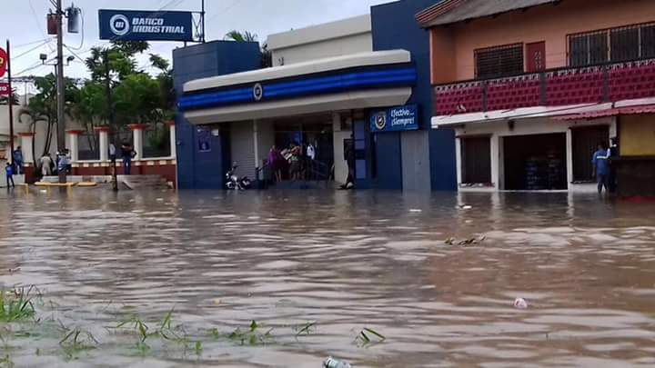 El colapso de los drenajes y la fuerte lluvia provocó inundaciones. (Foto Prensa Libre: Conred)