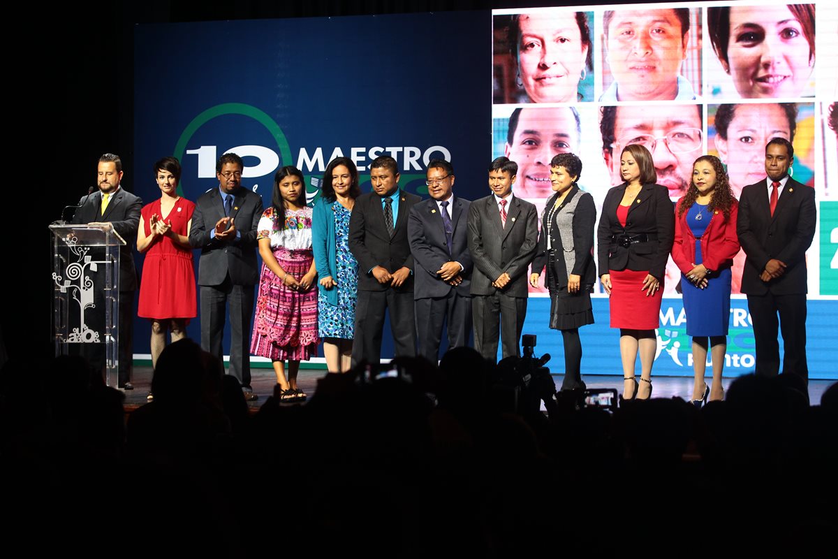 Los Maestros 100 puntos reciben diplomas y trofeos de reconocimiento, además de la ovación del público, que premia así su esfuerzo por innovar en la educación del país. (Foto Prensa Libre: Álvaro Interiano)