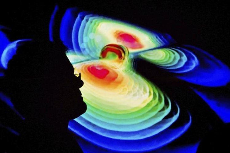 Un científico observa una representación de las ondas gravitacionales durante una presentación en Alemania este año. (Foto Prensa Libre: EFE)