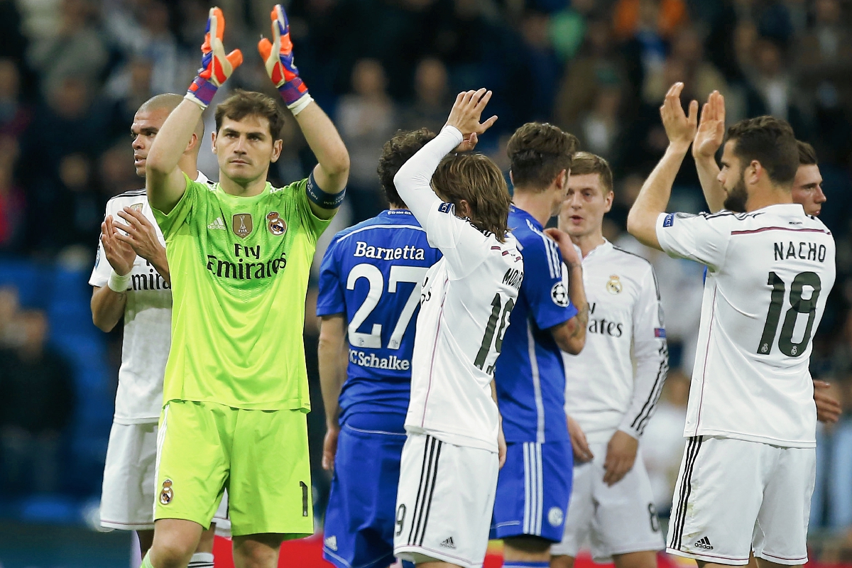 Iker Casillas junto a sus compañeros del Real Madrid, aplauden a los aficionados en el Santiago Bernabéu. (Foto Prensa Libre/AP)