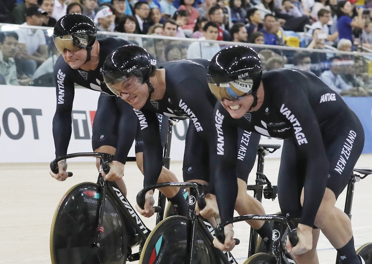 Edward Dawkins, Sam Webster y Ethan Mitchell se colgaron el oro en el Mundial de Ciclismo de Hong Kong. (Foto Prensa AP).