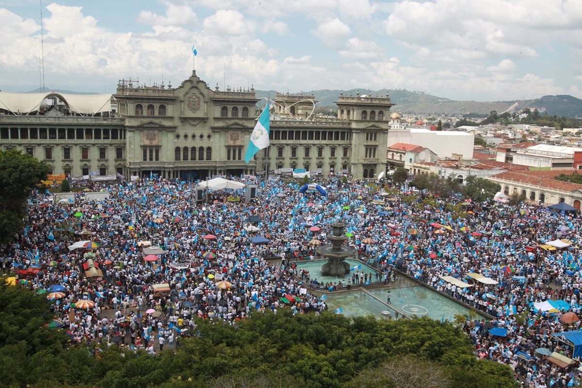 “Por dignidad y respeto, basta ya” , y “Presidente renuncia ya”  eran los mensajes más habituales en esta protesta. (Foto Prensa Libre: Dron PL)