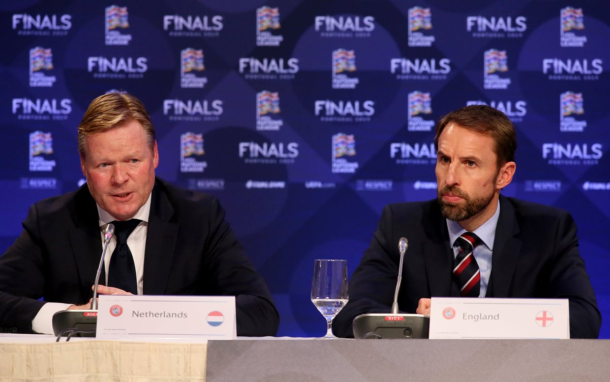 Ronald Koeman, entrenador de Holanda y Gareth Southgate, su par de Inglaterra durante la conferencia de prensa después de conocerse que sus selecciones se enfrentarán por un pase a la final de la Liga de Naciones de la Uefa. (Foto Prensa Libre: AFP)