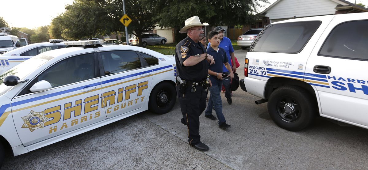 La Policía de Texas inspecciona casa sonde hallaron ocho cadáveres. (Foto Prensa Libre: AP)