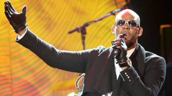 Buzzfeed alega que R Kelly controla cada aspecto de la vida de varias jóvenes de las que abusa sexualmente y a las que impide tener contacto con el mundo exterior. El músico niega las acusaciones (GETTY IMAGES).