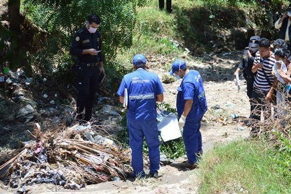 Investigadores reúnen evidencias en el lugar donde fue encontrado el cadáver de María Coché, en Zacapa. (Foto Prensa Libre: Víctor Gómez)