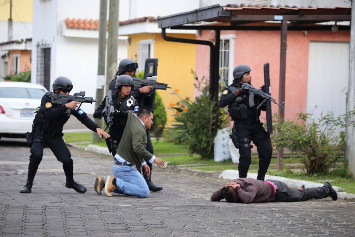 Momento en que agentes someten a los pandilleros en un operativo en Sumpango. (Foto: PNC)