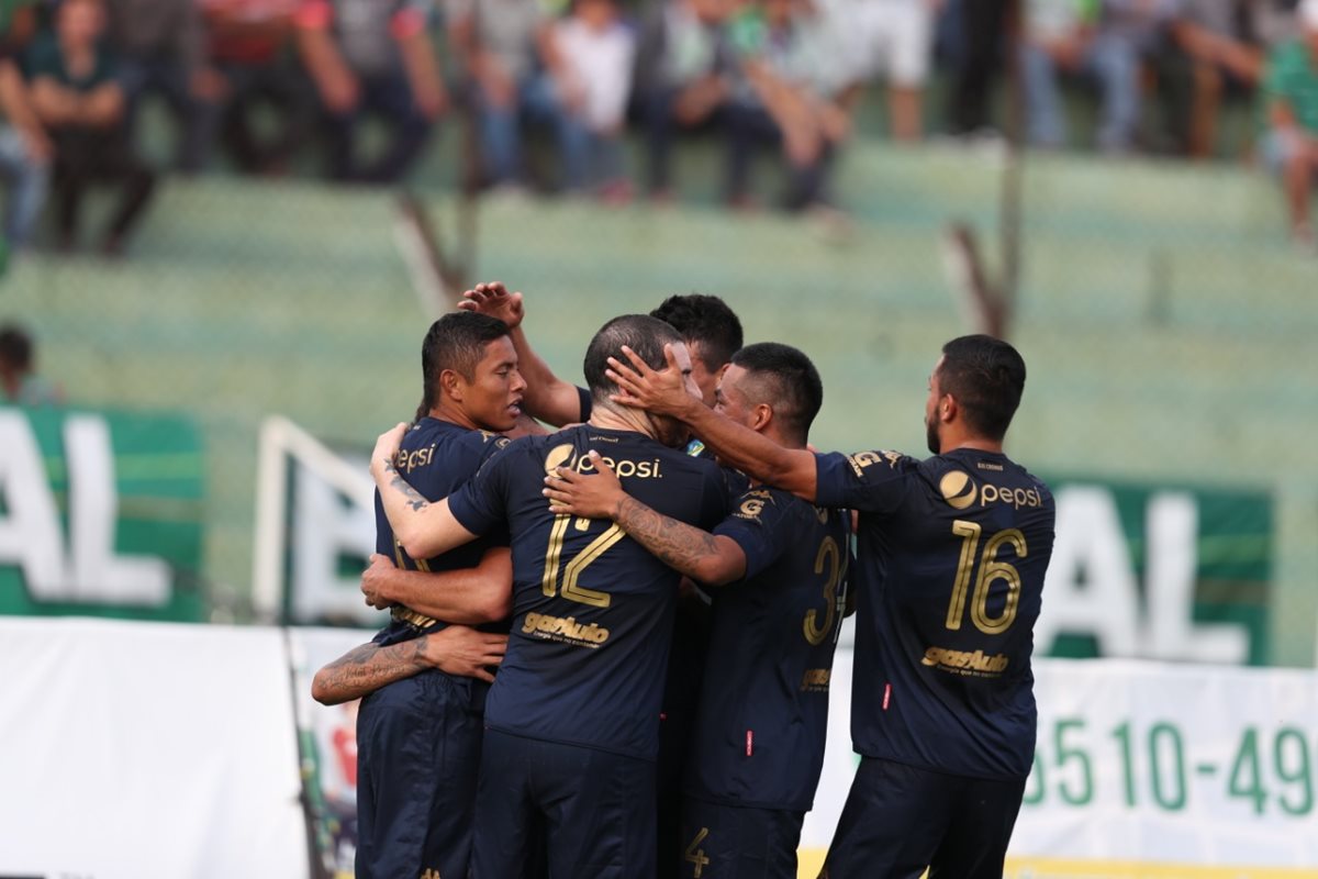 Así festejaron los jugadores de Comunicaciones, en el estadio Pensativo. (Foto Prensa Libre: Edwin Fajardo)