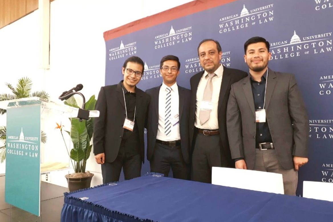 Los estudiantes de Derecho que ganaron el premio Novatos del Año junto al director de la Facultad de Derecho del Cunoc. (Foto Prensa Libre: Cortesía)